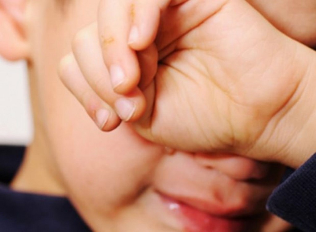 Матір у відчаї: жорстоке побиття своєї дитини сином депутата (ВІДЕО)