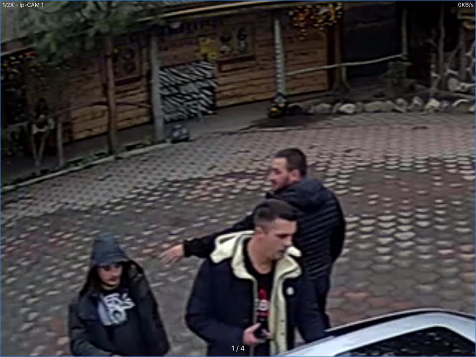 Просять допомоги у пошуках: в Ужгороді невідомі вкрали Mercedes (ФОТО)