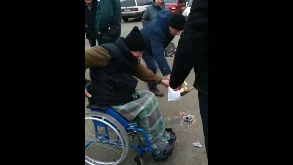 Люди палять платіжки за транспортування газу (ВІДЕО)