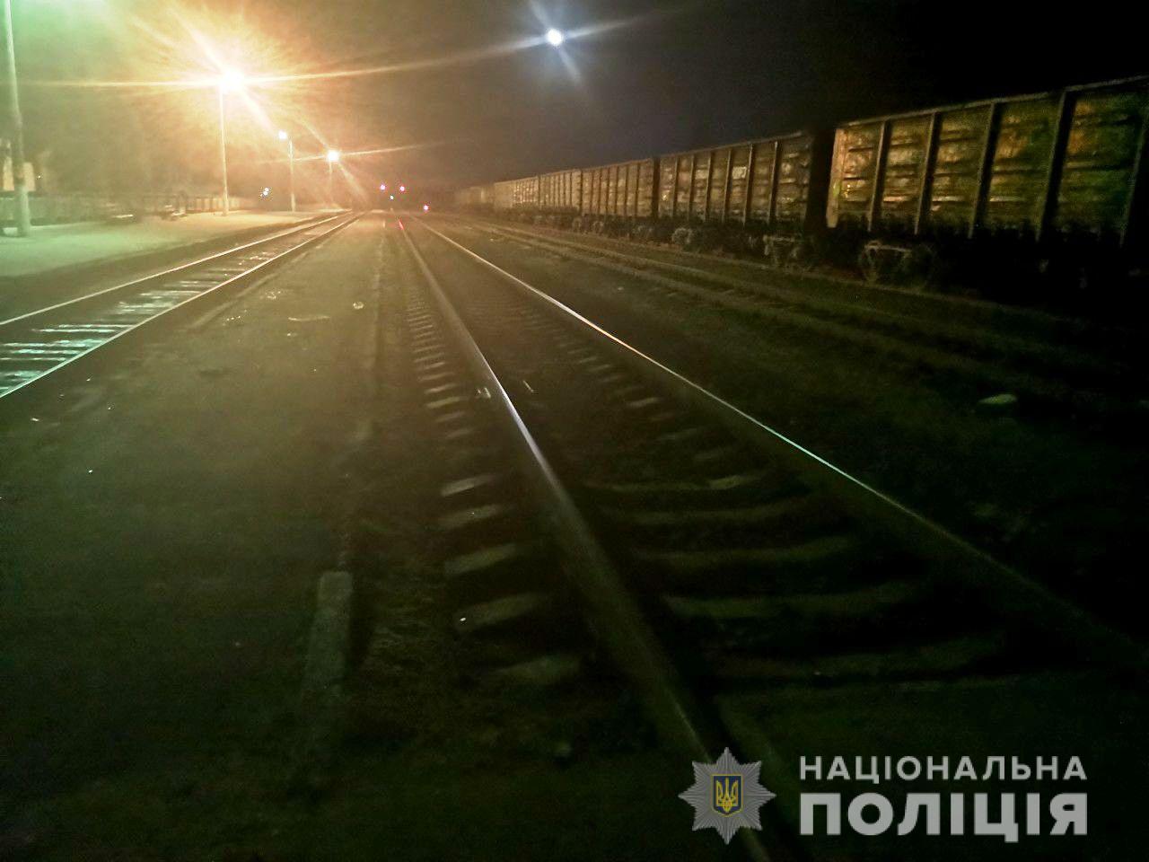 Чоловік напідпитку ледь не загинув під потягом (ФОТО)