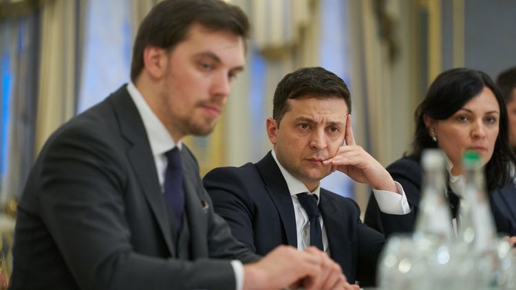 Рейтинг президента впав нижче 50%, а у його партії вже менше 40%