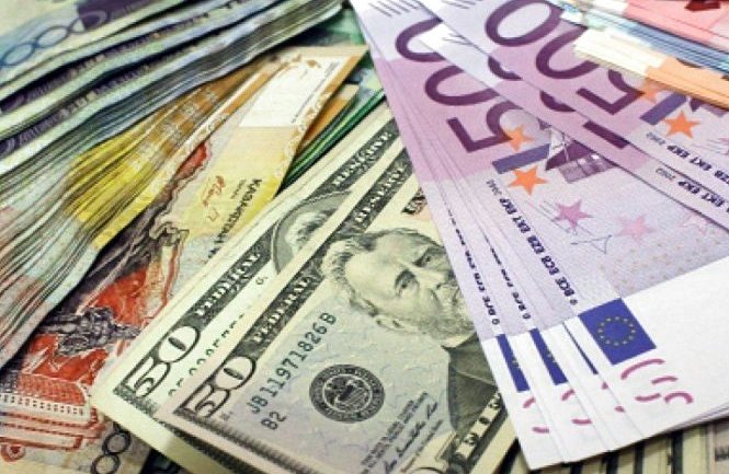 Євро продовжує відчутно дешевшати: курс валют на 12 лютого