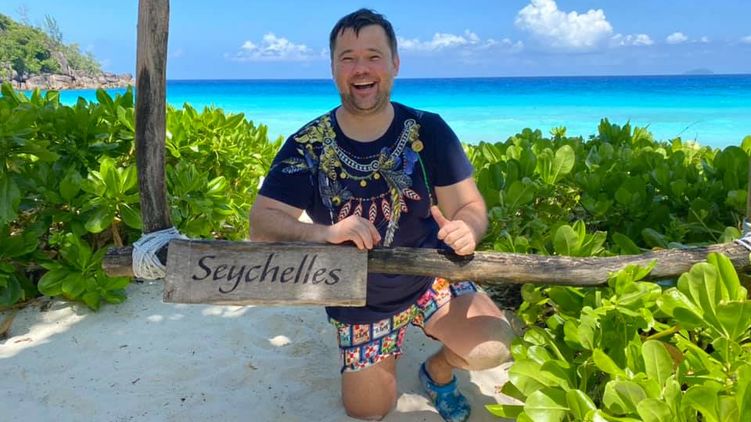 "Друзі, дуже сумую за вами, не сплю, не їм".  Екс-глава Офісу президента Богдан опублікував фото з відпочинку на Сейшелах