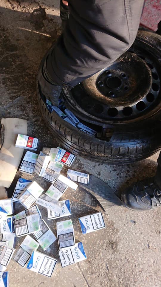 На Закарпатті у тайнику автомобіля виявили сигарети  (ФОТО)