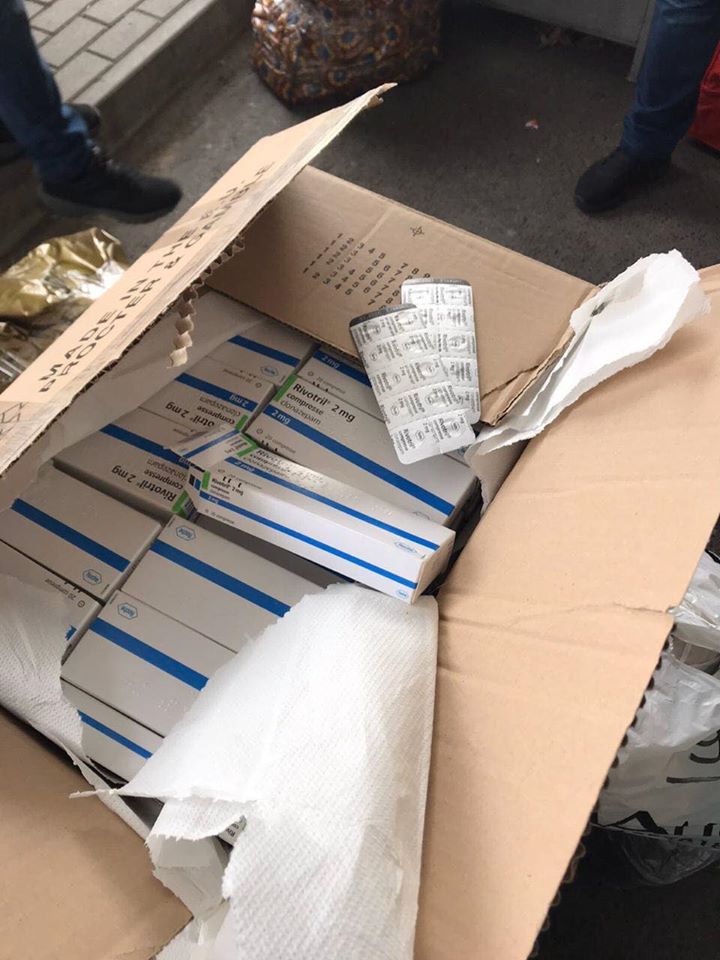 Коробку з препаратами психотропної дії виявили на КПП "Тиса" (ФОТО)