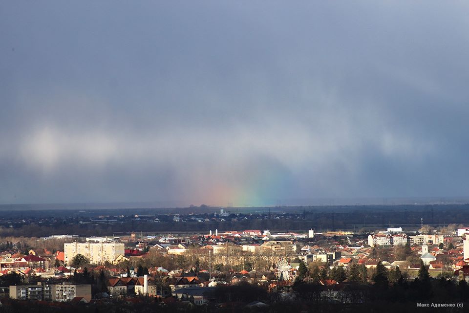 Над Мукачевом помітили "північне сяйво" (ФОТО)