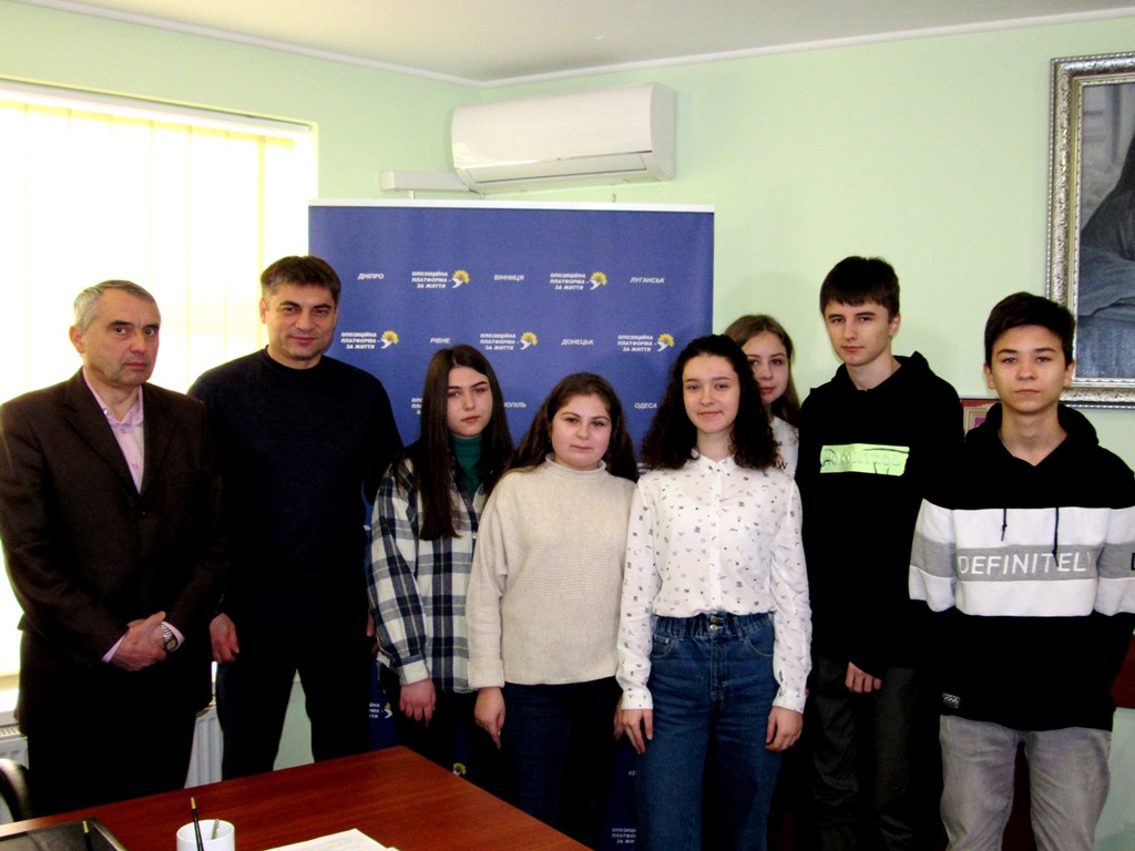 Молоді - дорогу і заохочення: в Мукачеві у приймальні нардепа відзначили переможців правової олімпіади обласного рівня (ФОТО, ВІДЕО)