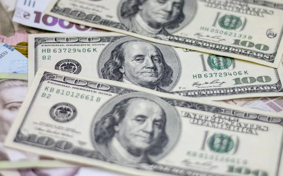 Курс валют на 24 лютого: долар і євро мінімально подешевшали
