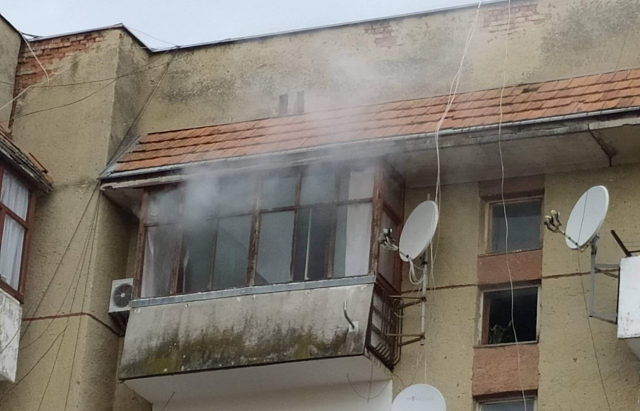 Пожежа в Берегові: горить квартира у багатоповерхівці (ФОТО)