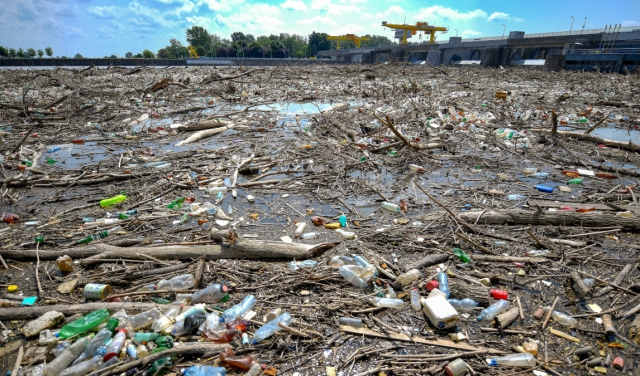 Угорщина просить президента України розібратися із сміттям, яке несе їм Тиса