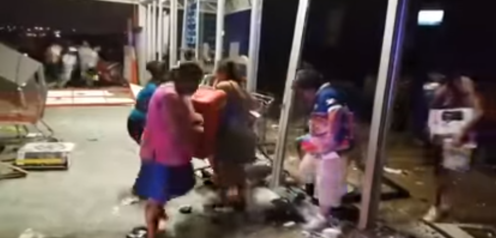 Мародерство та грабіж: карантин у Мексиці, люди розносять магазини і ТЦ (ВІДЕО)