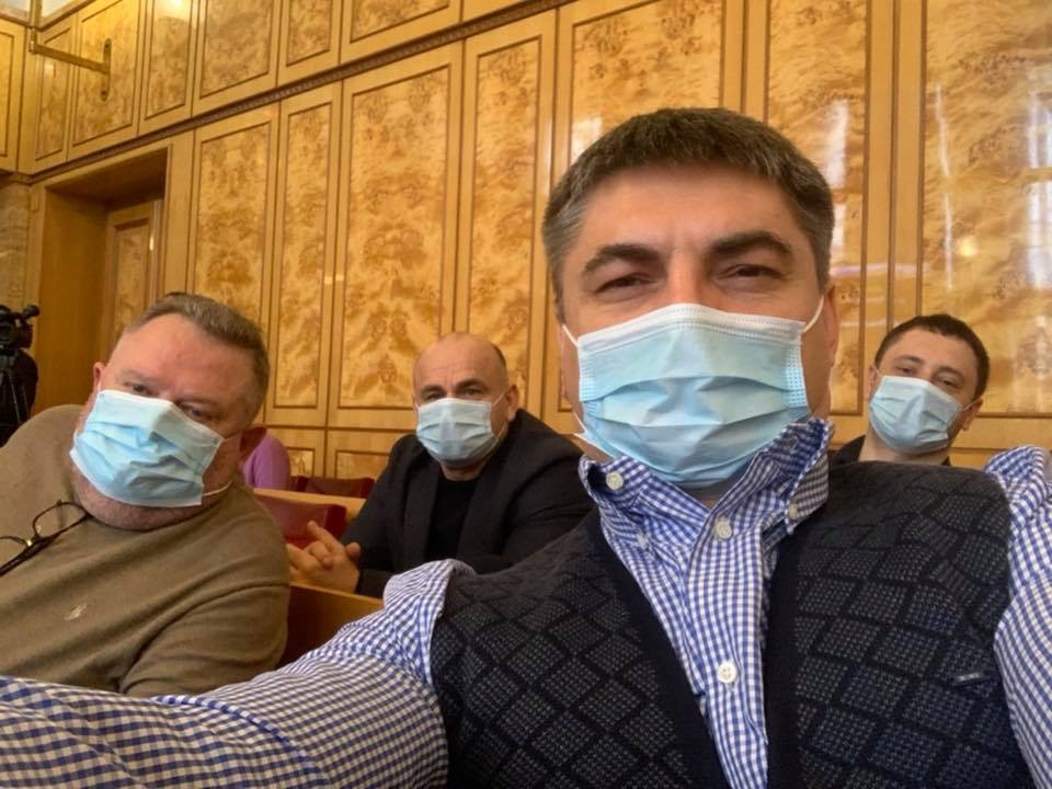 На сесію у масках: обласні обранці Закарпатртя зібрались на позачергове засідання (ФОТО)