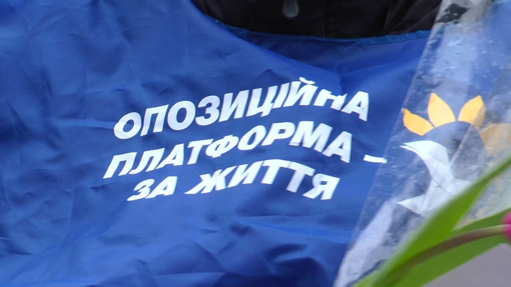 Стрілянина прямо на вулиці через агітаційний намет партії "Опозиційна платформа - за життя"