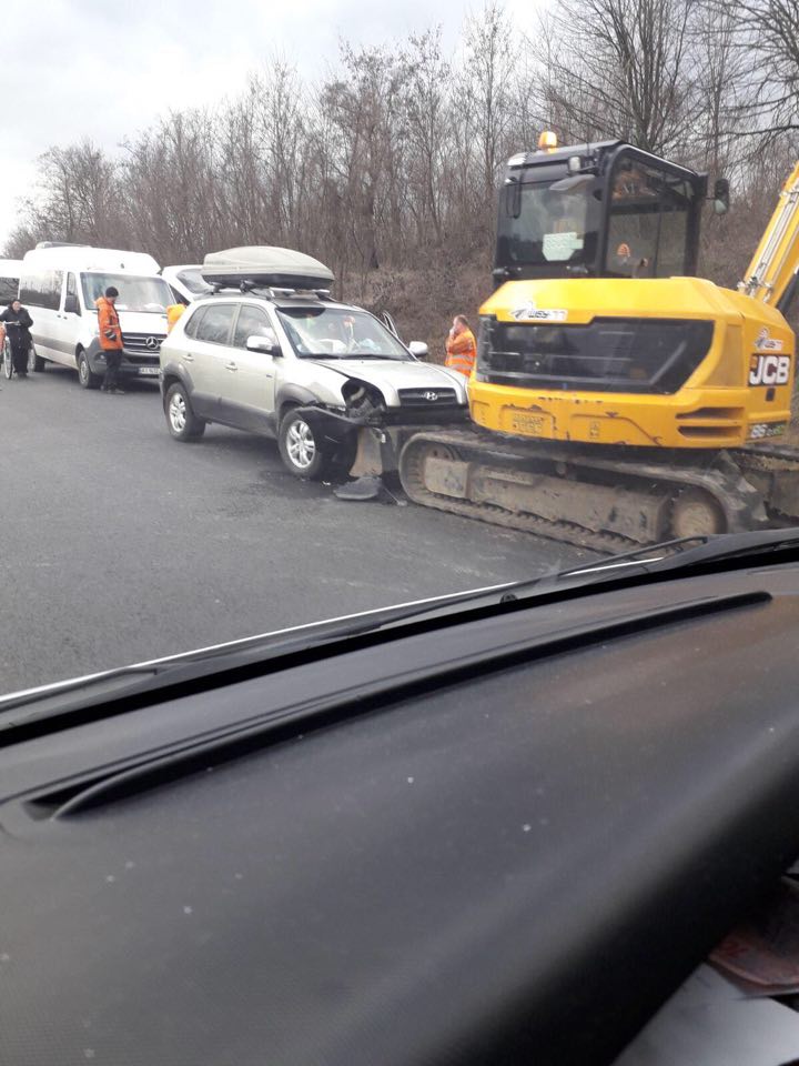 На Мукачівщині трапилась ДТП: Hyundai влетів у екскаватор (ФОТО)