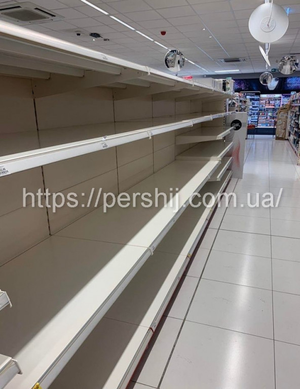 Польща піддалась паніці: у супермаркетах порожні полиці (ФОТО)