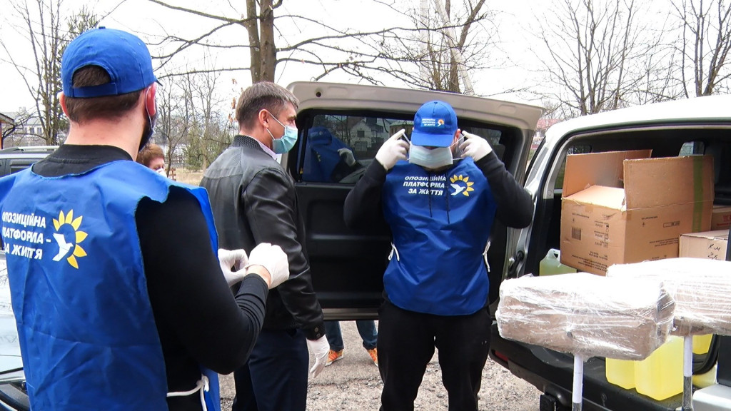 Засоби для боротьби з коронавірусом доставили до медзакладів Закарпаття та роздали людям (ВІДЕО, ФОТО)