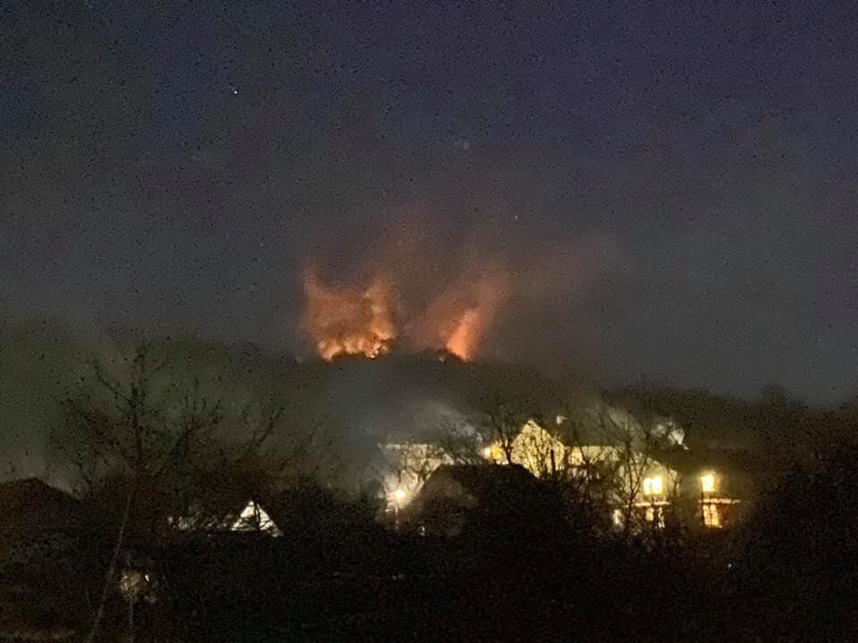 Сезон вогню: на Рахівщині маштабна пожежа сухої трави (ФОТО)