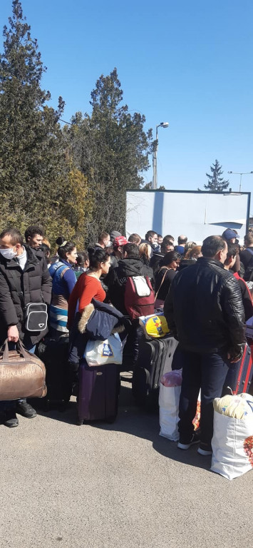 Сотні закарпатців намагаються потрапити додому (ФОТО)