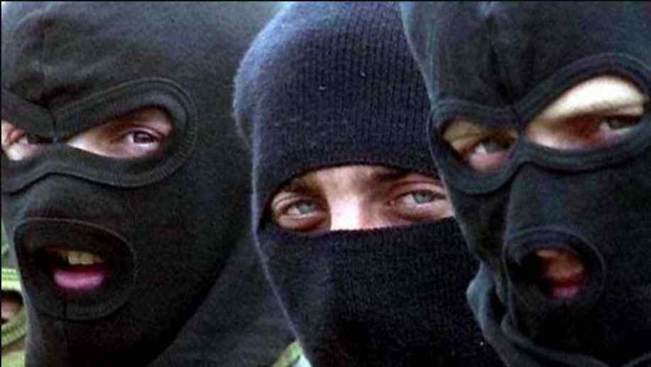 На Мукачівщині, погрожуючи розправою, родину намагались виселити з будинку