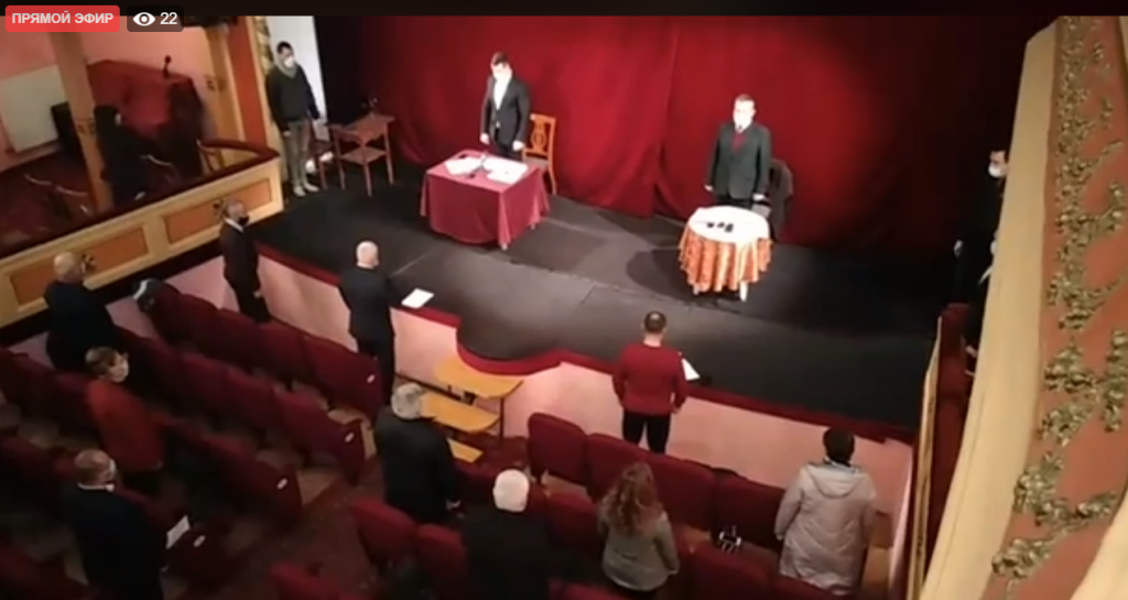 Тримають дистанцію: сесія у Мукачеві - засідали в драмтеатрі (ВІДЕО)