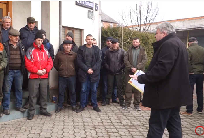 Масовий протест: колишнього директора одного із ЛМГ на Закарпатті не допустили до роботи (ВІДЕО)