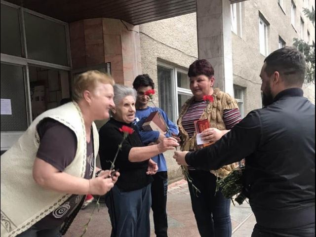 В геріатичному пансіонаті у Виноградові жінкам влаштували приємний сюрприз (ФОТО)