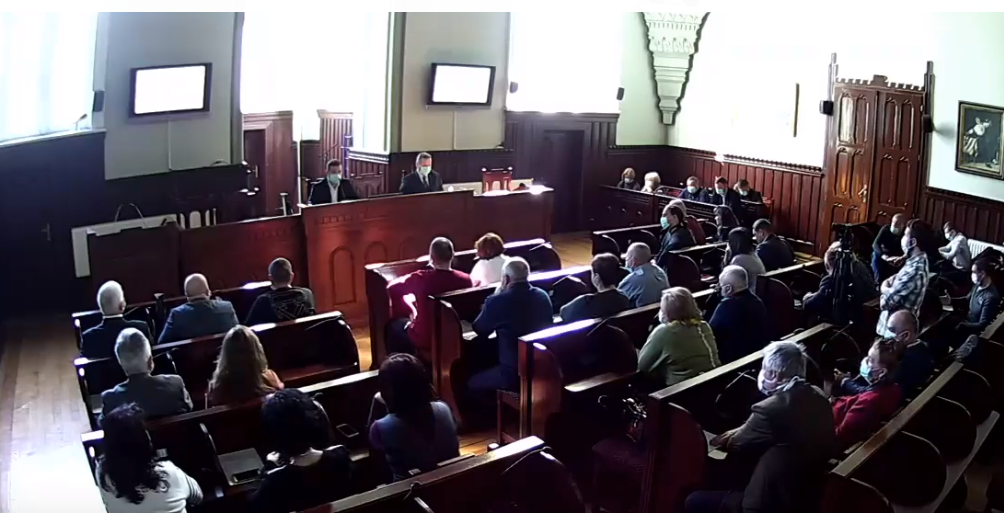 Обранці в масках: у Мукачеві зібрали термінову сесію міськради (НАЖИВО)