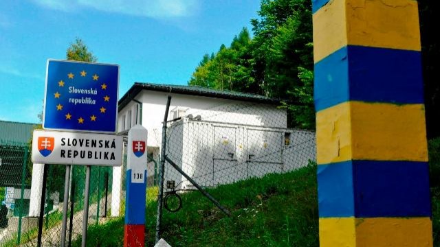 Сусідня Словаччина закриває кордони для громадян інших країн