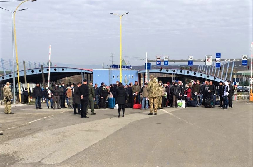 Три сотні українців вже повернулися додому через Закарпаття (ФОТО)