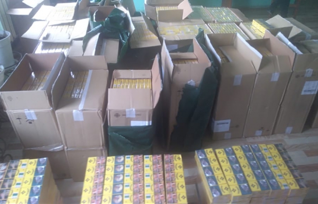 На Закарпатті зупинили велику партію контрабанди: 15 тисяч пачок сигарет (ФОТО)