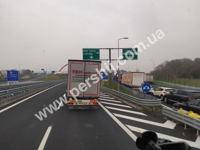 Словенія закрила всі кордони: закарпатець показав, що діється на рубежі (ФОТО)