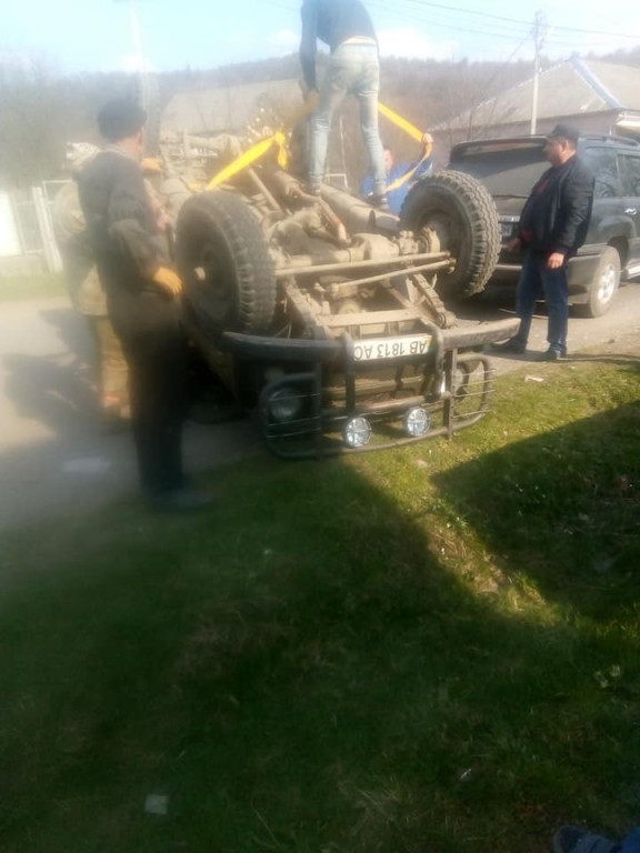ДТП на Рахівщині: легковик перекинувся серед дороги (ФОТО)