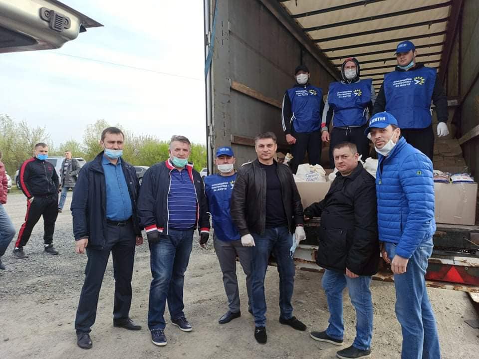 Напередодні свята Воскресіння Христового закарпатці отримають продуктові набори від Віктора Медведчука та Оксани Марченко (ФОТО)