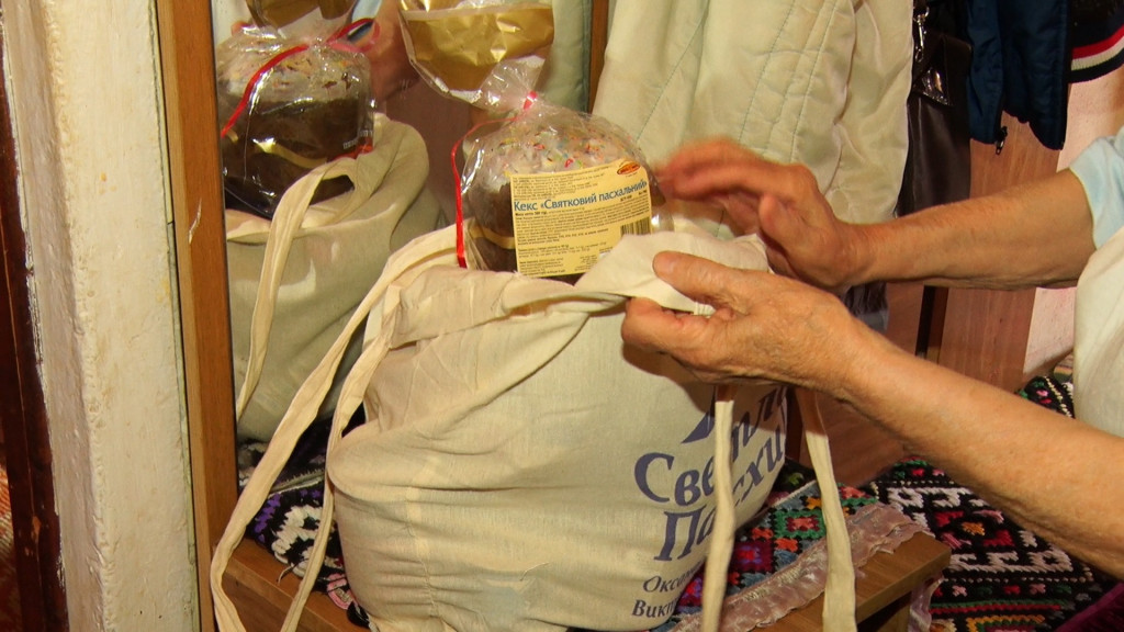 Великодня благодійність: закарпатці отримали допомогу від Віктора Медведчука та Оксани Марченко (ФОТО, ВІДЕО)