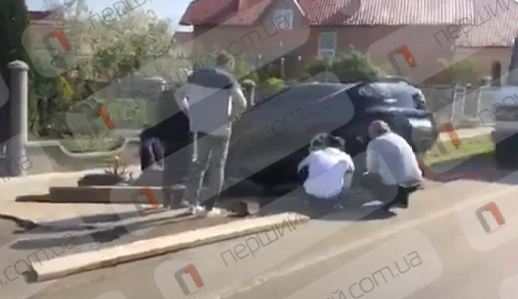 У Ракошині на Мукачівщині ДТП: автівка в кюветі (ВІДЕО)