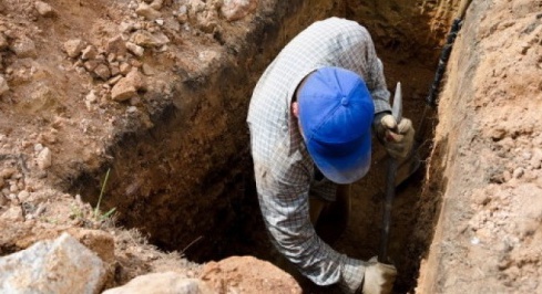 Лячно дивитися: у Дніпрі викопали 600 могил для жертв коронавірусу (ВІДЕО)