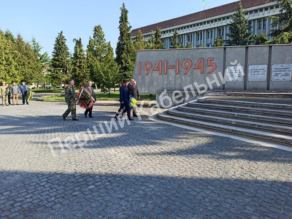 У Хусті провели церемонію покладання квітів до Монументу Слави у центрі міста (ФОТО)