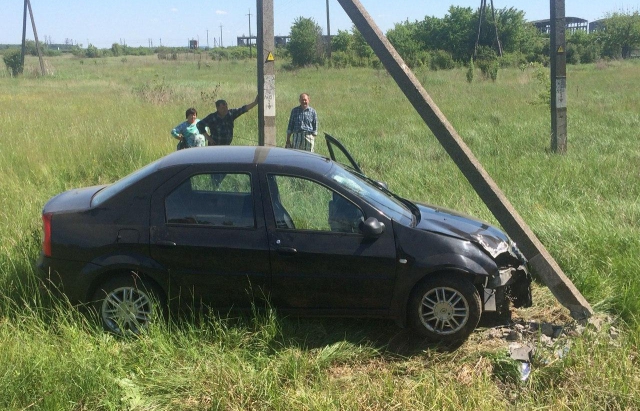 Аварія на Мукачівщині: автомобіль зніс електроопору (ФОТО)