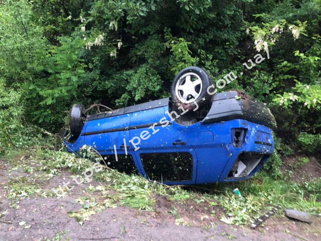 ДТП на Мукачівщині: авто опинилося на даху (ФОТО)