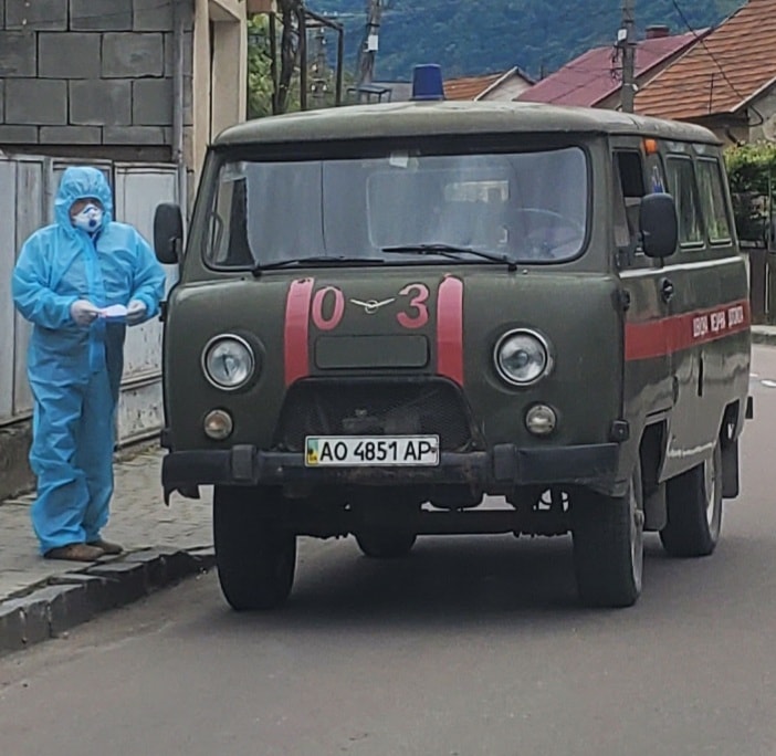 Забрала швидка: у Хусті ще одна підозра на коронавірус (ФОТО)