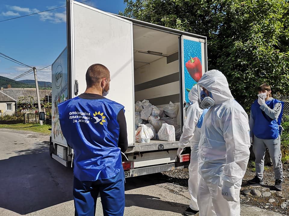 Село на ізоляції: Віктор Медведчук та Оксана Марченко надіслали продуктові набори жителям Ворочова (ФОТО, ВІДЕО)