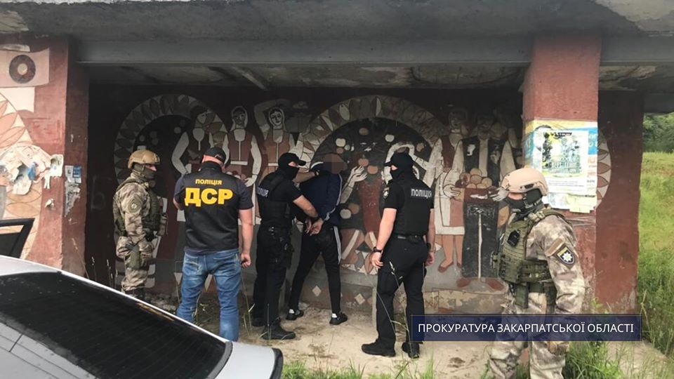 Фізична розправа і знищення майна: на Закарпатті затримано рекетирів (ФОТО)