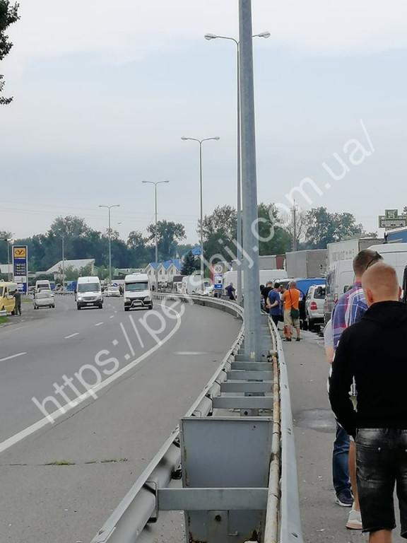 Всі на виїзд: на кордоні з Закарпаття в Угорщину величезні черги (ФОТО, ВІДЕО)