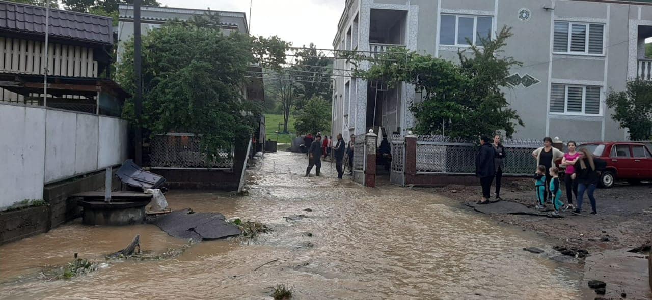 Обраховують збитки: стихія на Рахівщині наробила лиха (ФОТО)