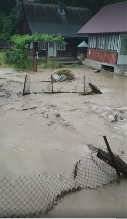 Стихія не жаліє нікого: Рахівщину заливають потужні зливи (ВІДЕО)