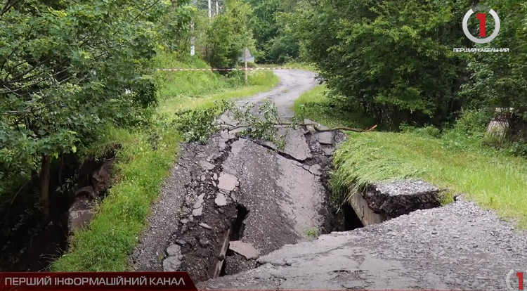 На Закарпатті село без інтернету залишилося без єдиної транспортної переправи (ВІДЕО)
