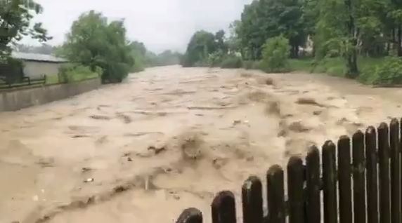 Критичний рівень: на Рахівщині перші підтоплення, на місці працює поліція та ДСНС (ВІДЕО)
