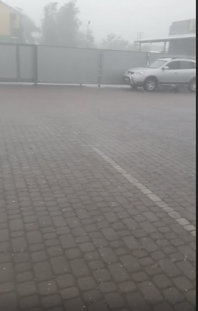 Ховайте свої автомобілі: у Мукачеві град і злива (ВІДЕО)