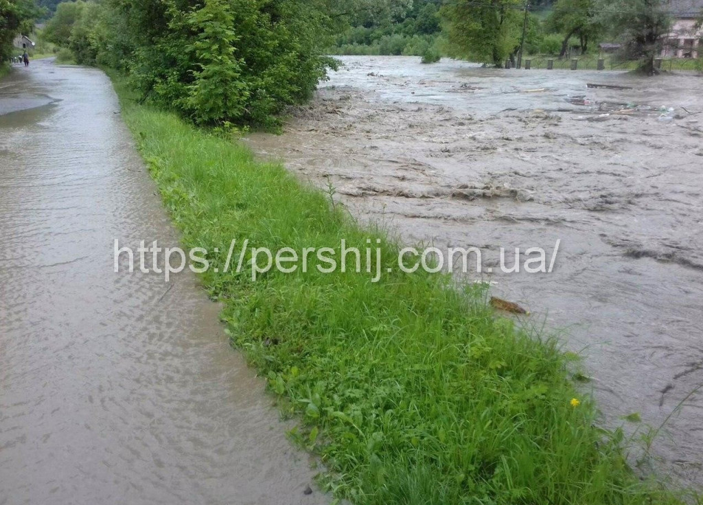 Загроза минула: паводкова хвиля на Закарпатті впала до першого ступеня