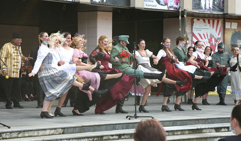 Закарпатський муздрамтеатр закрив сезон виставою просто неба (ФОТО)